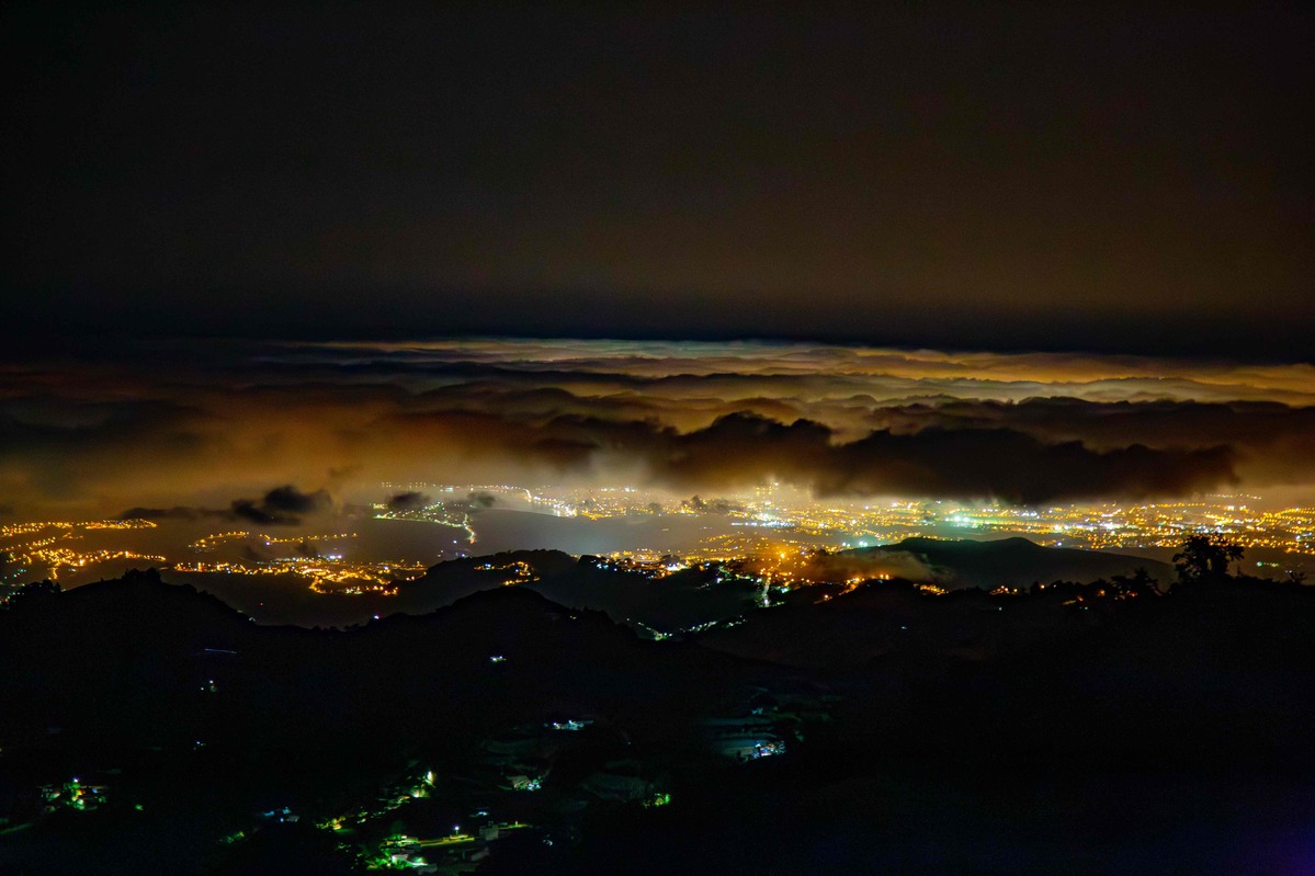 Mar de nubes en noche de Perseidas.
