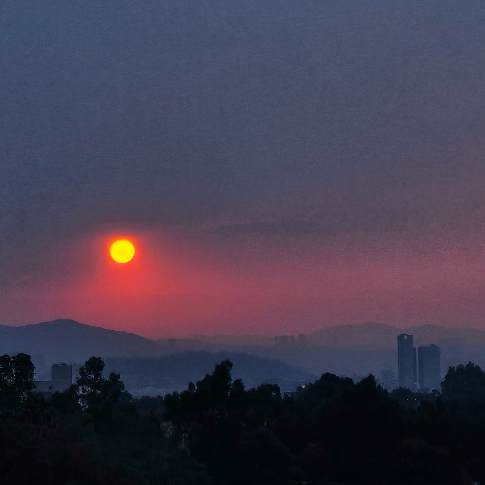 Un rojo atardecer de Agosto tomado justo después de una tormenta eléctrica en el estado de México.
