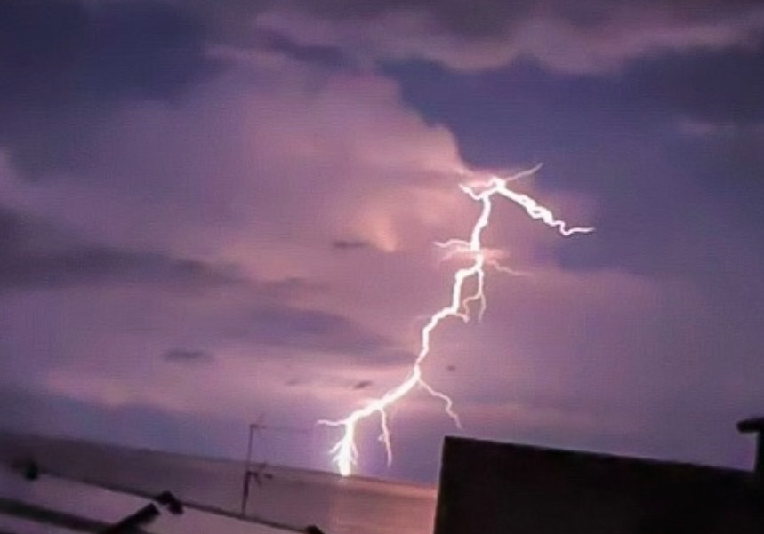 He capturado la foto de este magnífico rayo cayendo al mar el 15 de agosto 2024. Era las 22:00 y he mirado el radar, había una pequeña tormenta en el mar y he subido para verla. Se podía ver claramente des de donde estaba y había una rayos muy grandes.
