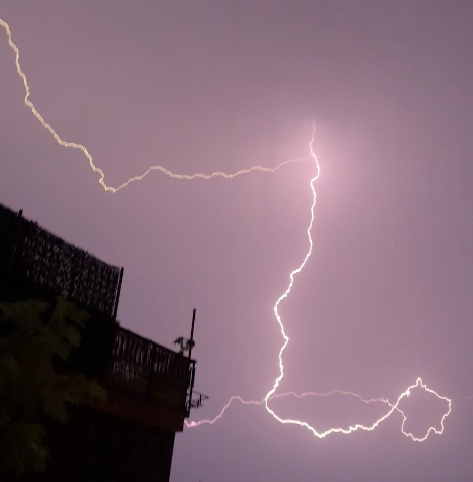 Esta foto va ser hecha a las 3 de la mañana del día 14 de agosto 2024. Había una fuerte DANA que afectó partes de España y las baleares y dejó esta fuerte línea de tormentas durante la madrugada. La línea de tormentas pasó por Barcelona unas 3 de la mañana antes que se fue a las islas baleares. 
