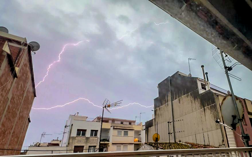 Muchos días de instabilidad en el inicio de mayo provocó unas tormentas cerca de Barcelona y he capturado este magnífico rayo el día 5 de mayo. 
