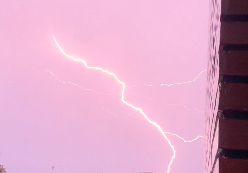 Este es un gran rayo durante las tormentas en Barcelona en la DANA del día 26 de octubre por la mañana. 
