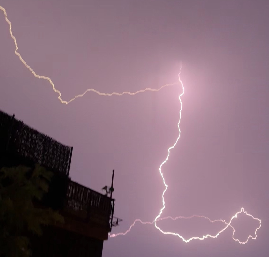 Esta es otra foto de la madrugada del día 14 de agosto. Va haber rayos muy bonitos en todo el cielo por causa la fuerte línea de tormentas que atravesó el litoral de Cataluña.
