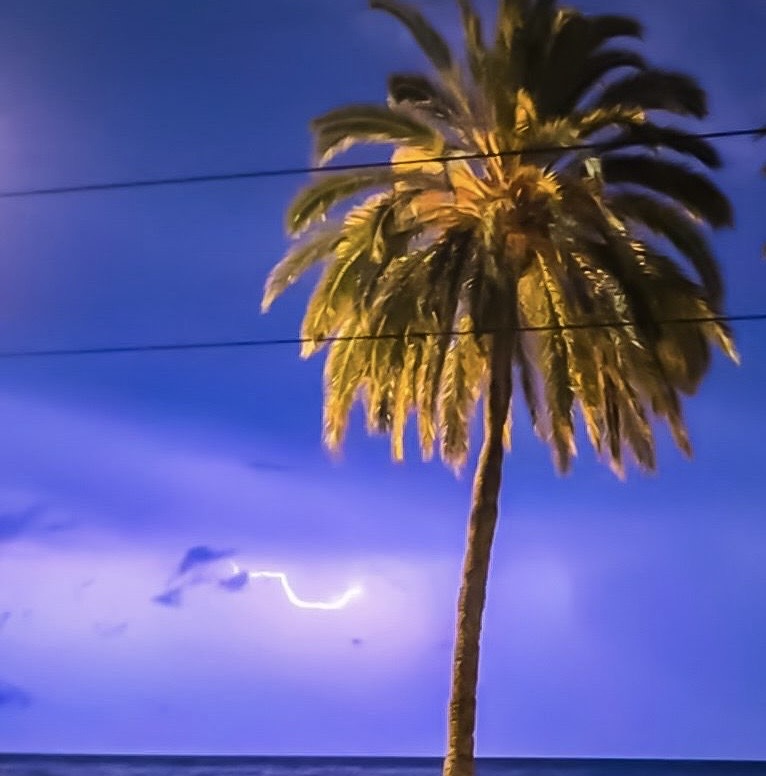 Un rayo durante una tormenta cerca de Badalona, Barcelona el martes 25 de febrero por la noche 
