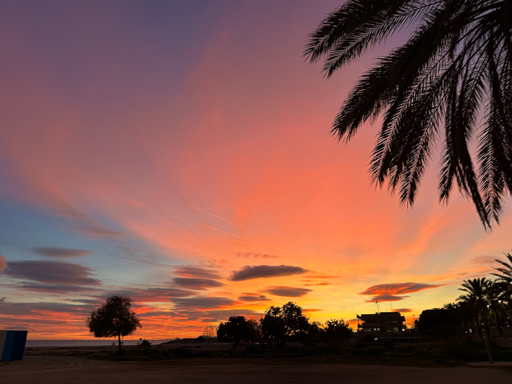 Esta foto es de la maravillosa puesta del sol el día 20 de noviembre en Barcelona con unas nubes lenticulares por el viento 
