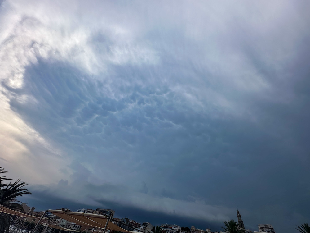 Grande cumulonimbos tormenta cerca de Barcelona vista desde el Maresme día 3 de julio 2025. En esta foto de puede ver la cumulonimbos con mammatus. 

