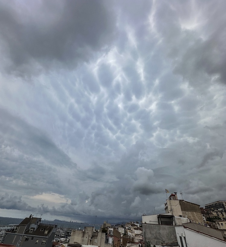 Nubes mammatus en el anvil de una cumulonimbos tormenta cerca de Barcelona. Esto pasó durante una DANA 12/7/25
