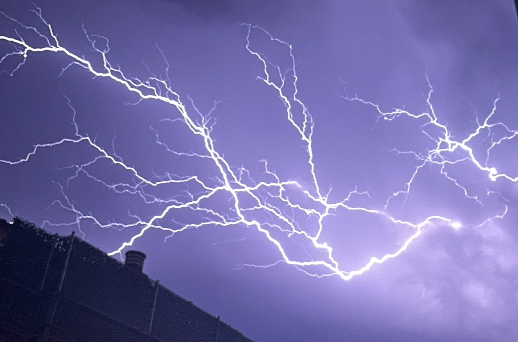 Esta foto es de una grande tormenta que paso en cima de Barcelona el 25 de agosto 2022. Va ser una tormenta increíble con muchos rayos. 
