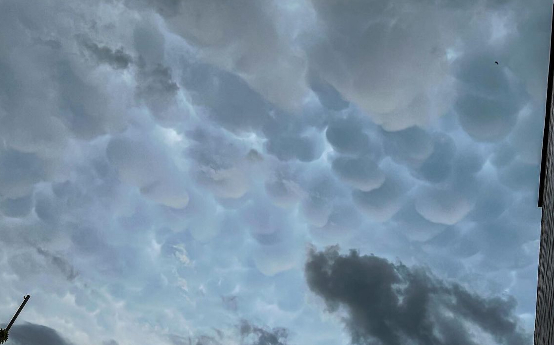 Esta foto muestra las magníficas nubes mammatus durante unas tormentas severas en Cataluña el 2 de agosto 2024. Este día se formó unas tormentas muy fuertes en Cataluña con granizo, vientos muy fuertes y rayos. Va haber unas nubes mammatus muy bonitas al lado de esas tormentas. 
