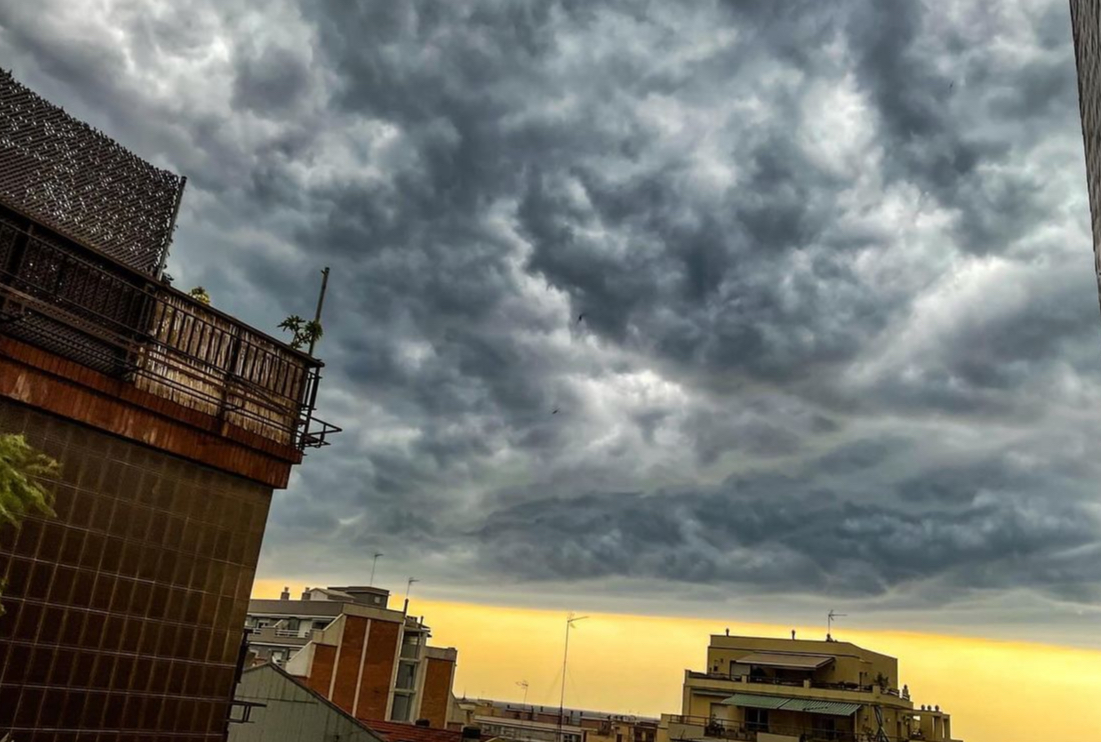 Esta magnífica foto va ser hecha el 2 de agosto cerca de barcelona antes de una tormenta muy fuerte a las 20:00. Este día va haber mucha instabilidad atmosférica y esto va provocar muchas tormentas severas en partes del pirineo y pre pirineo que van llegar cerca de Barcelona también. 
