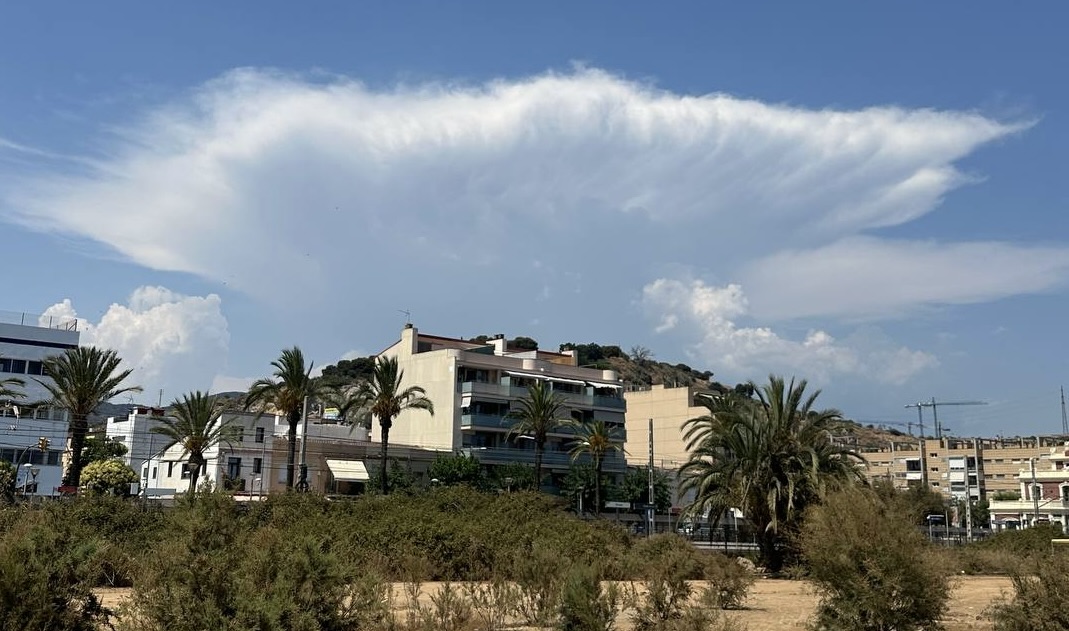 Cumulonimbus tormenta al pre litoral de Barcelona, Cataluña, España 1 de julio 2025.
