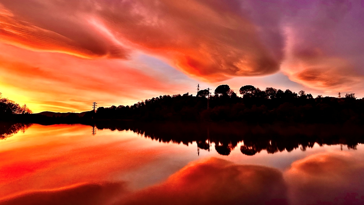 La conjunción del atardecer, el viento y la presencia de las nubes, crearon una puesta de sol lenticular de ensueño.
