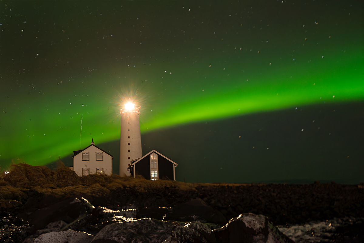 Aurora Boreal sobre el faro de Grótta en Reikiavik, Islandia.
