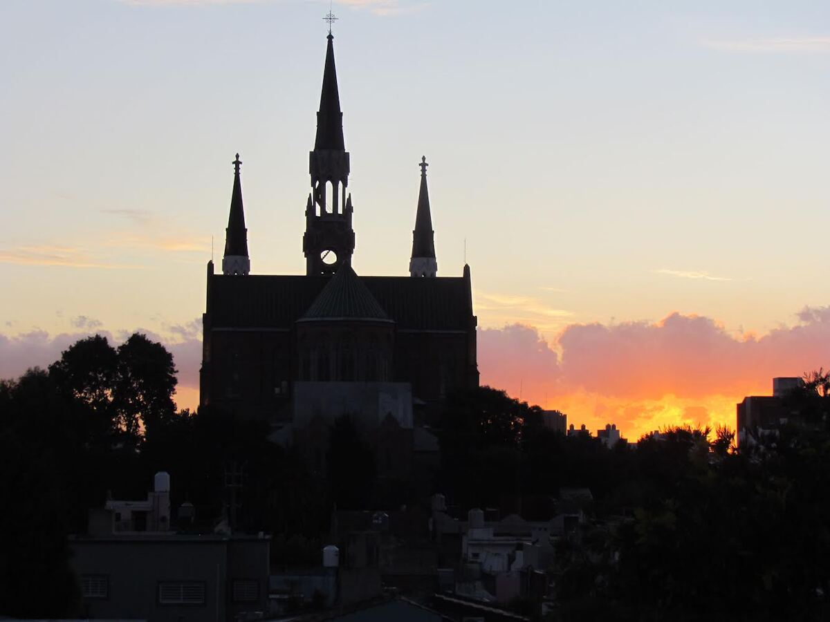 Nube colorida detrás de la iglesia de Lourdes
