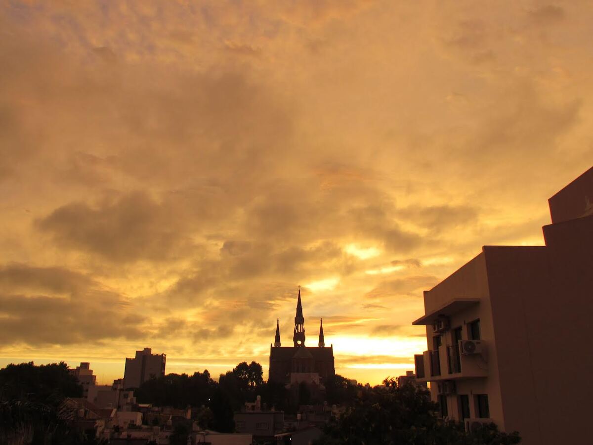 Cielo iluminado por los últimos rayos de sol
