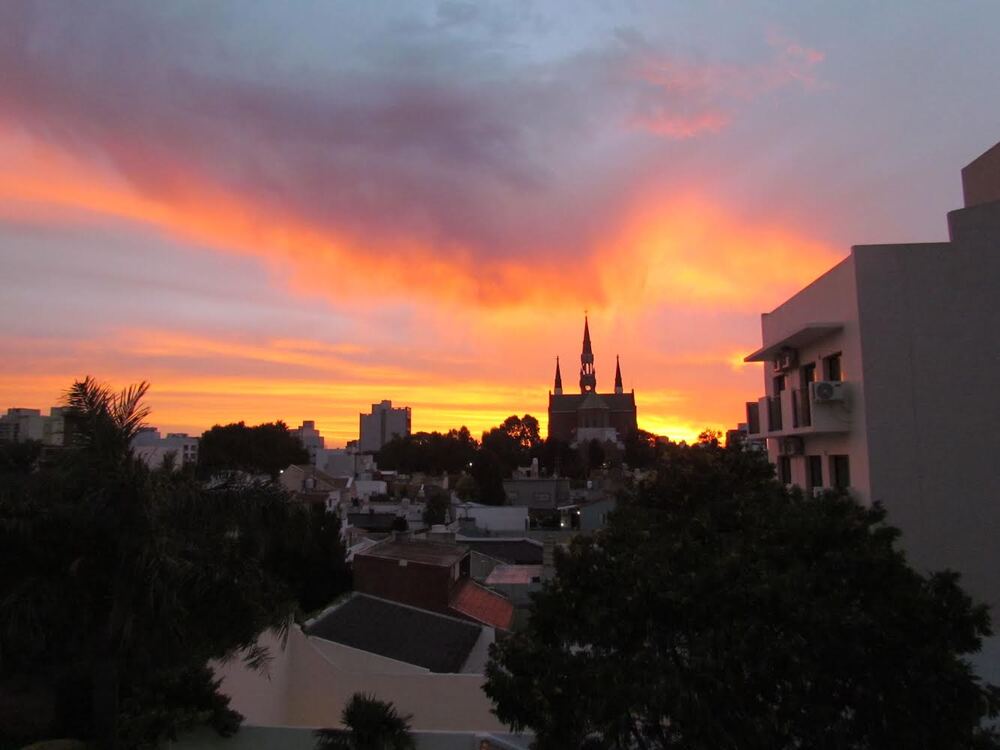 Un atardecer vibrante con la indistintiva imagen de la iglesia de Lourdes.
