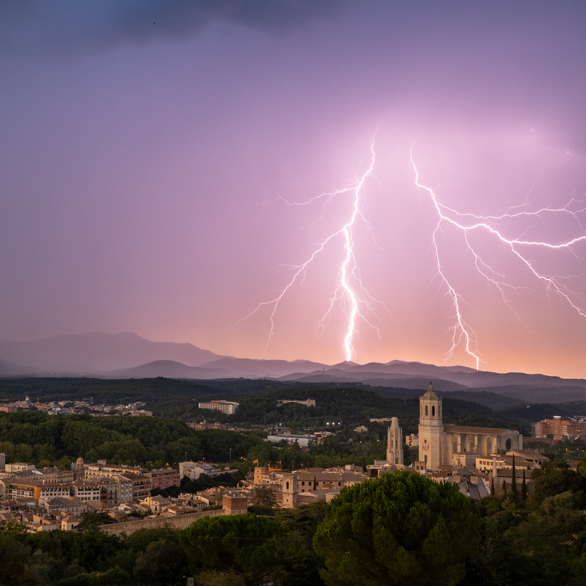 17 de agosto de 2024.

Se ven varios núcleos de tormenta cerca de Vic y Girona, después de buscar un lugar, esperar un poco, la tormenta se separa de la orografía y golpea las estribaciones de Girona con la Catedral de Santa María en primer plano de Girona iluminada por un sol poniente y una descarga doble extra turbia.
