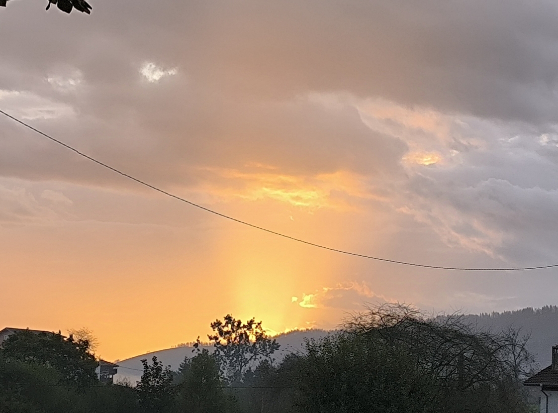 Columna de luz solar apareciendo en un hueco entre las nubes en Nava (Asturias) el 15/10/2024 a las 8:50.
