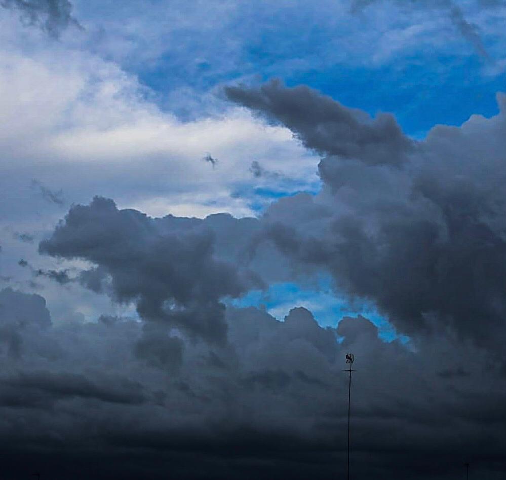 Fotografía tomada desde terraza observando el manto de nubes que traerán una tormenta
