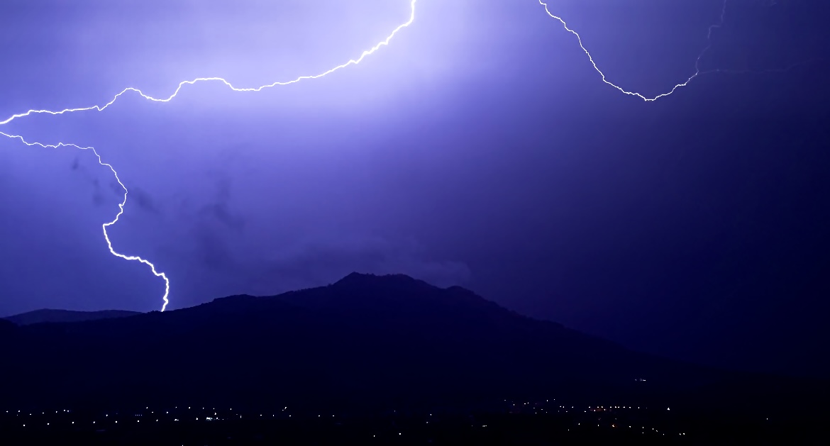 Rayo capturado durante una tormenta 
