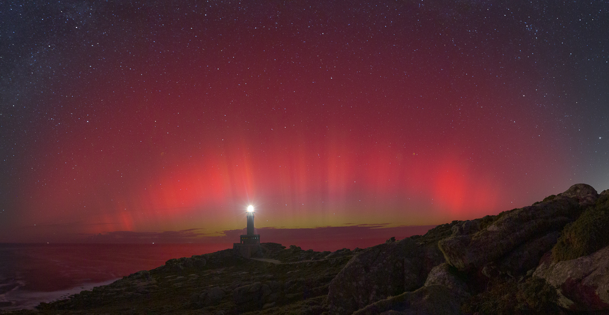 Panorámica de 3 fotos verticales. Momento de máximo explendor de la aurora boreal visible desde la península el pasado 10 de octubre. Se observan los pilares, visables perfectamente a simplevista y las tonalidades rojiza y verdosa en la aurora
