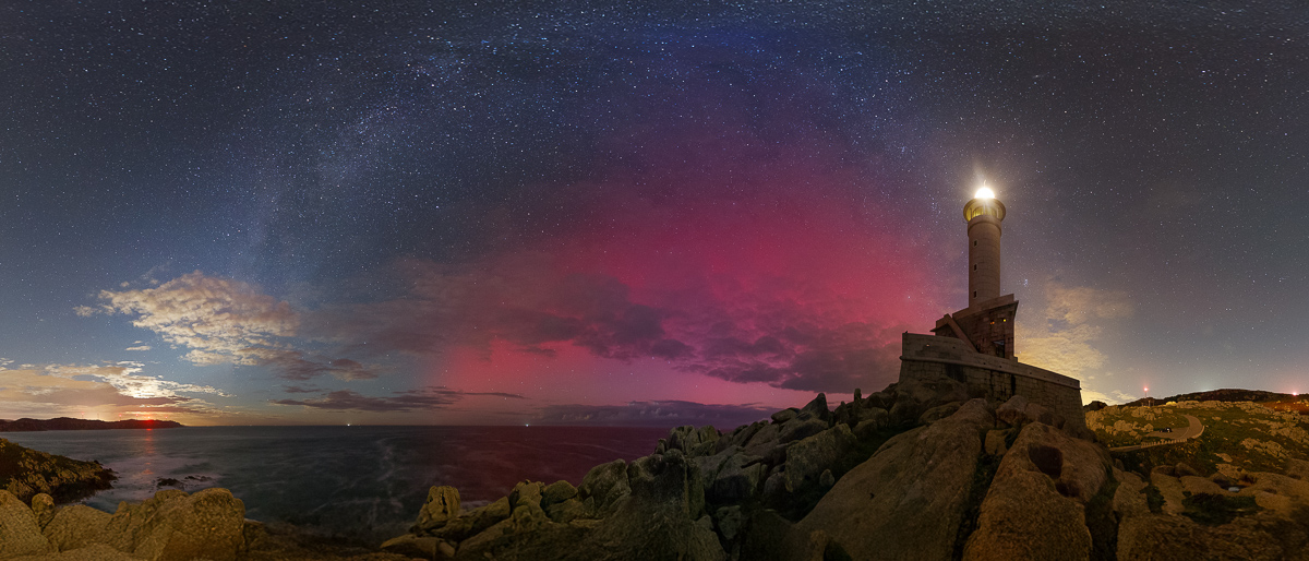 Panorámica de 360º en el que se observa el color rojizo de la aurora bajo el arco de la vía lácta.
