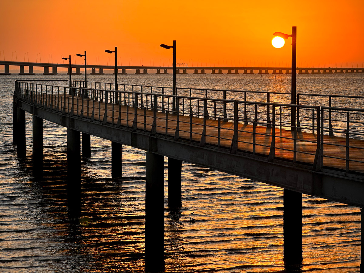 Cuando el sol decide encenderse como una farola, la magia del atardecer ilumina la ciudad
