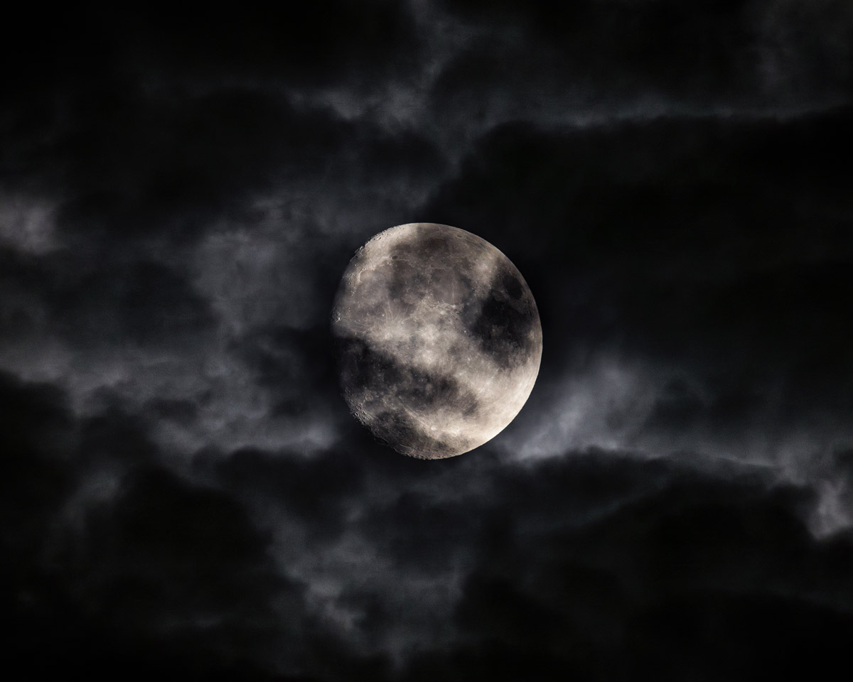 La magia de la noche en su máximo esplendor. La luna y las nubes juegan su eterno juego de luces y sombras
