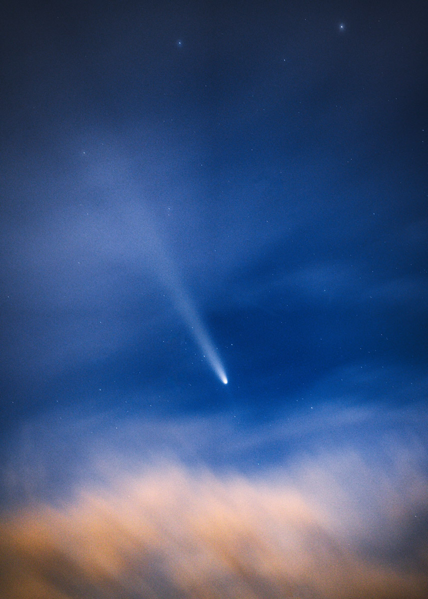 A pesar de las dificultades meteorológicas de aquellos días, aquí está mi imagen del cometa C/2023 A3 (Tsuchinshan–ATLAS) capturada al atardecer del 16.10.2024 desde el Portiño.

Algunos datos curiosos del cometa (fuente Instituto de Astrofísica de Canarias):

- Fue descubierto a principios del 2023 desde el Observatorio de Montaña Púrpura (China) y por el Sistema de Última Alerta de Impacto Terrestre de Asteroides (ATLAS).
- Es un cometa proveniente de la nube de Oort.
- El 12 de octubre pasó a unos 70 millones de km de la Tierra.

