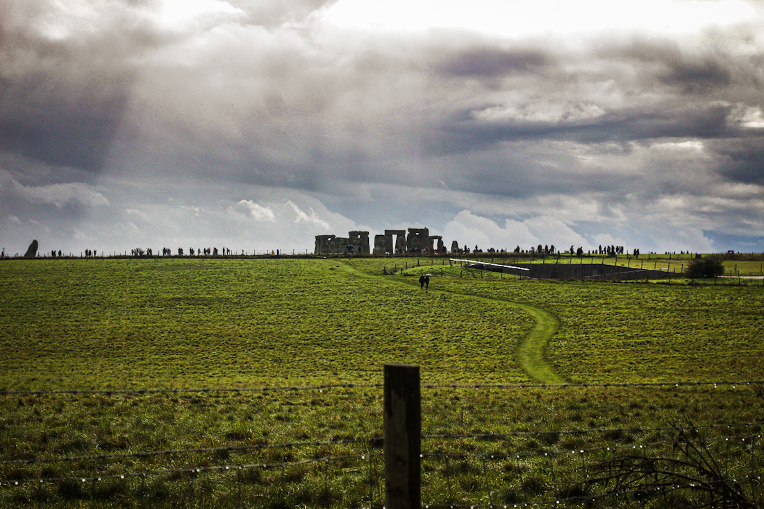 Típico dia otoñal de tiempo cambiante en Inglaterra, con Stonehenge de fondo.
