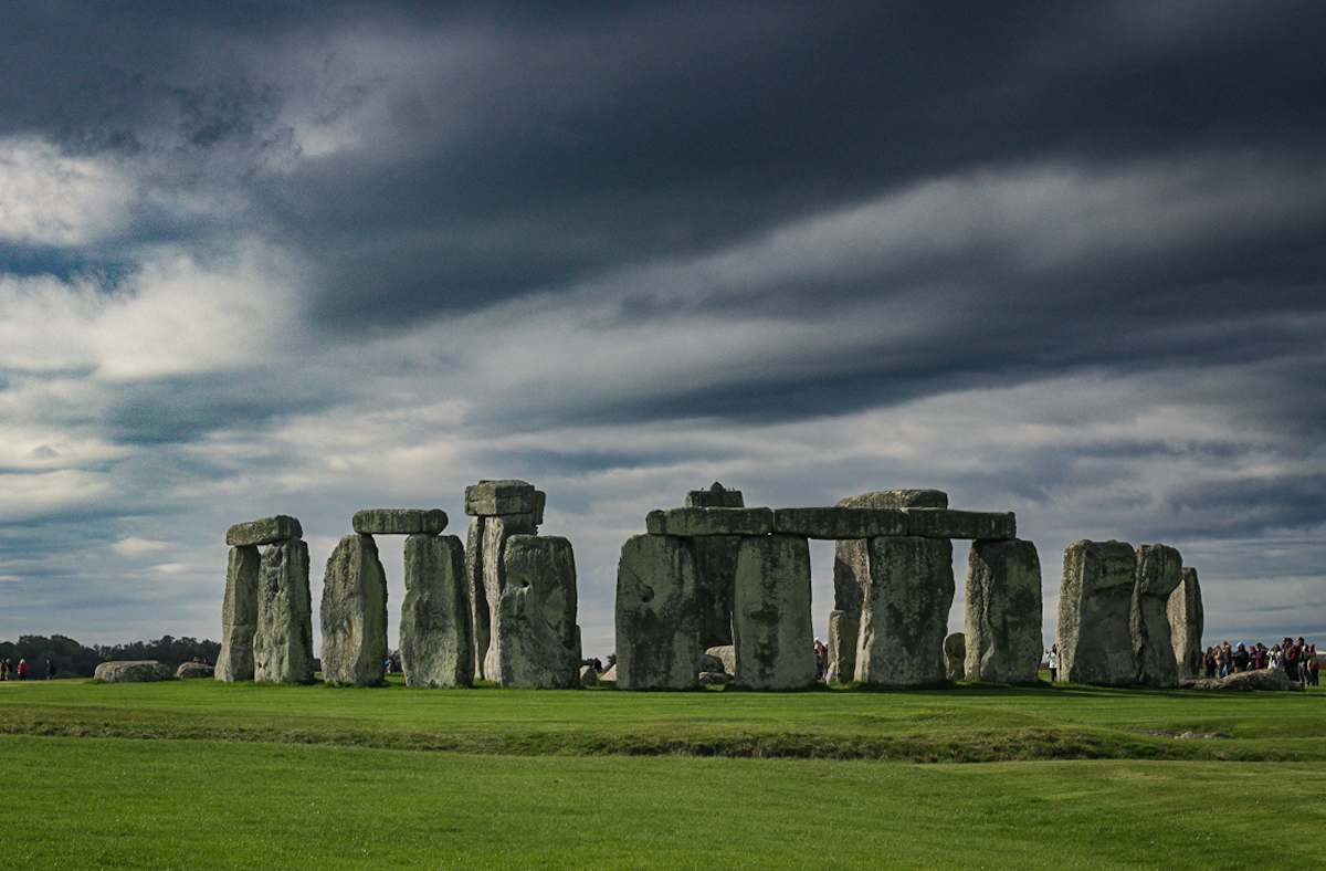 Nubes amenazantes de tormenta sobre Stonehenge.
