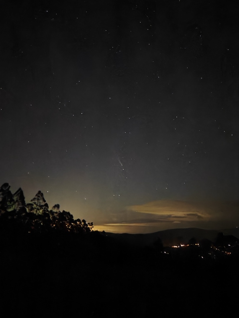  Tras varios días esperando un horizonte despejado, conseguí ver a través de la cámara el cometa que tardará 80 mil años en ser testigo quien sabe si de una nueva civilización .
