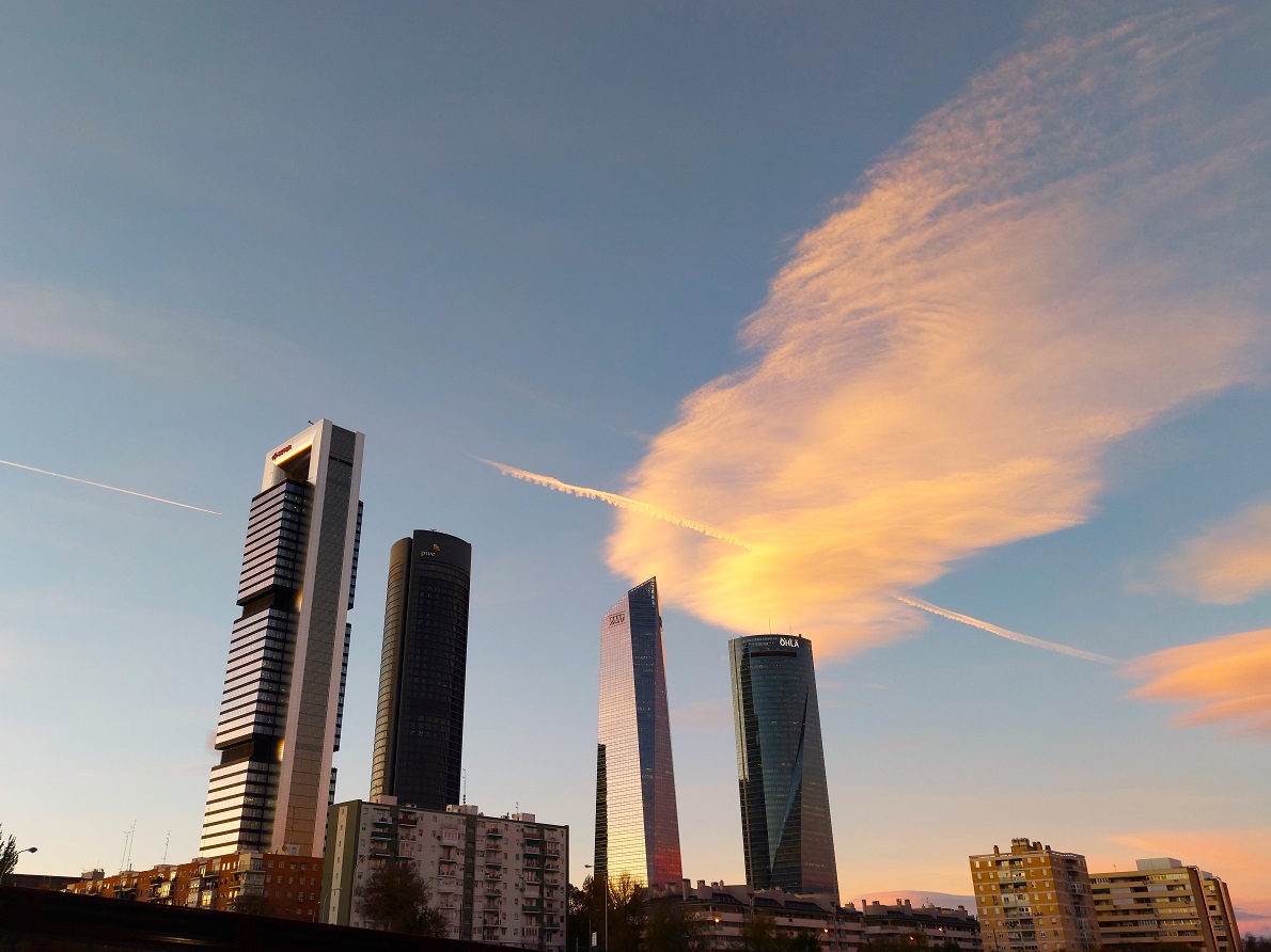 ATARDECER EN LOS RASACACIELOS DEL CUATRO TORRES BUSINESS AREA, MADRID
