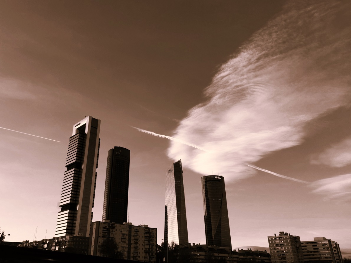 ATARDECER EN LOS RASACACIELOS DEL CUATRO TORRES BUSINESS AREA, MADRID
