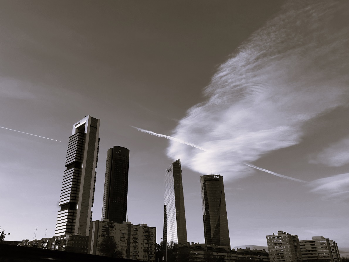 ATARDECER EN LOS RASACACIELOS DEL CUATRO TORRES BUSINESS AREA, MADRID
