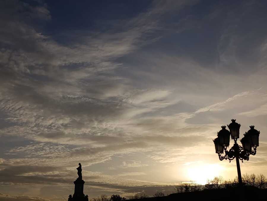 DIOSA ADORANDO LA INMENSIDAD DEL CIELO
