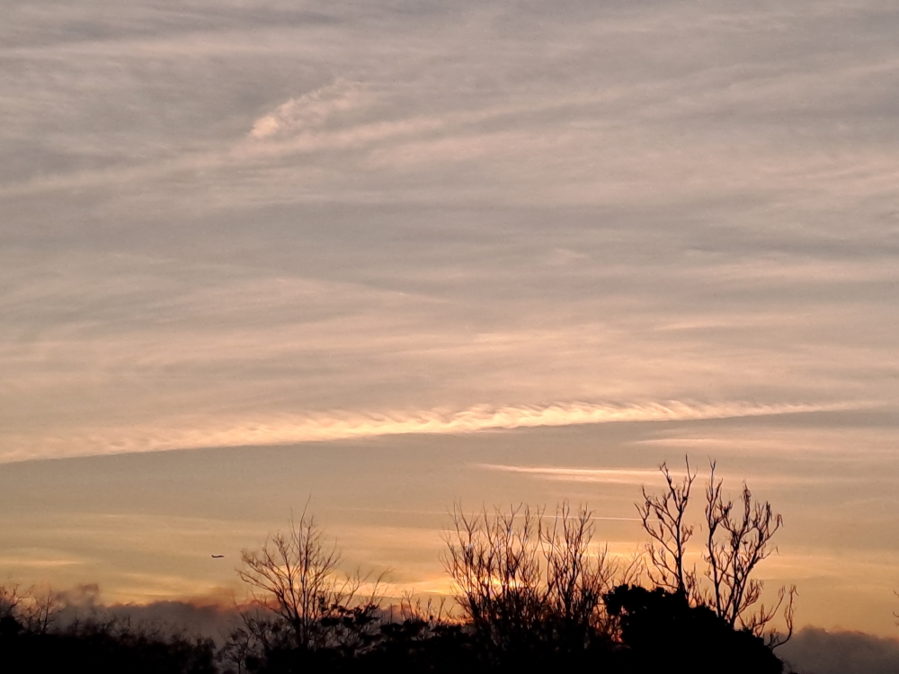 Nube Kelvin-Helmholtz  y a su vez despega avión.
En superficie viento variable de componente oeste en  capas más altas del noreste.


