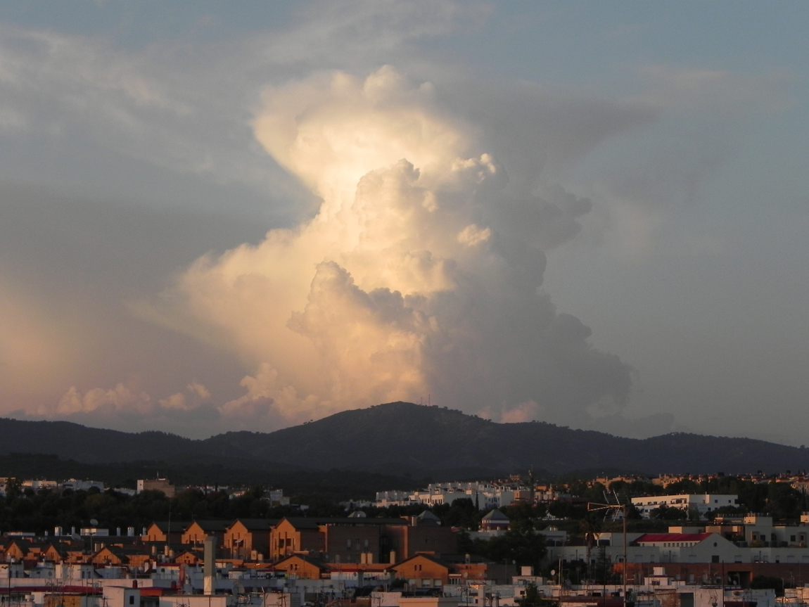 FORMACIÓN DE NUBE QUE SIMULA LA NUBE DE LOS GASES GENERADOS AL ENTRAR EN ERUPCIÓN UN VOLCÁN
