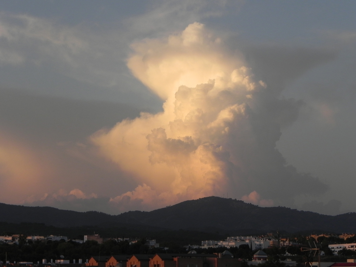 FORMACIÓN DE NUBE QUE SIMULA LA NUBE DE LOS GASES GENERADOS AL ENTRAR EN ERUPCIÓN UN VOLCÁN 
