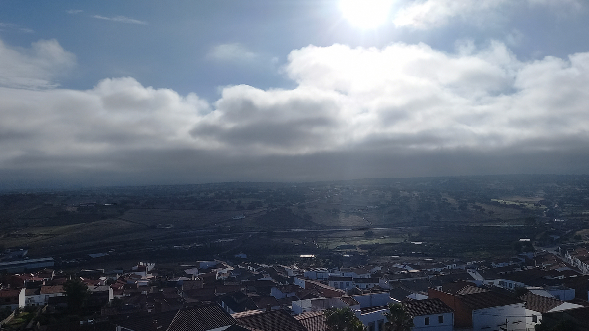 SOL ENTRE NUBES SOBRE PEDROCHE
