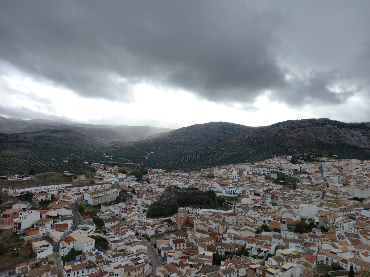 AMENAZA DE LLUVIA SOBRE EL CIELO DEL PUEBLO DE LUQUE, EN LA PROVINCIA DE CÓRDOBA.
