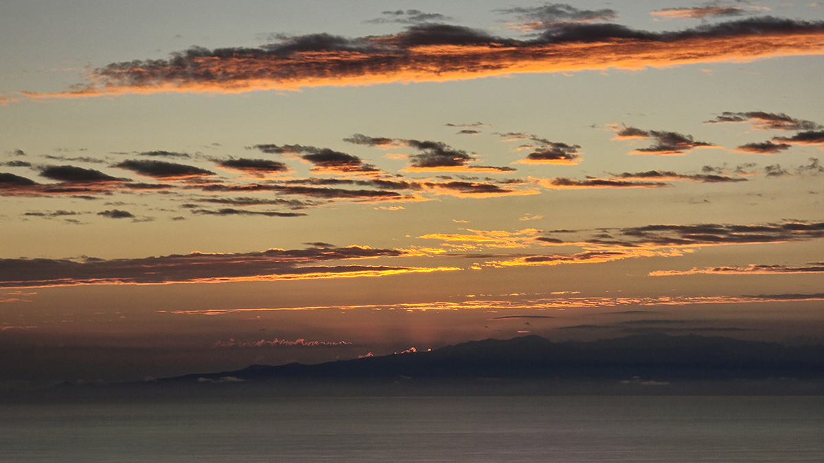 El amanecer del 19 de noviembre con la isla de Gran Canaria al fondo
