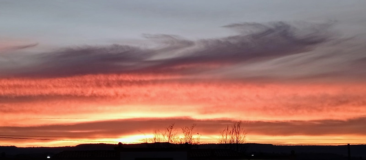 Cielo encendido en tonos ámbar
