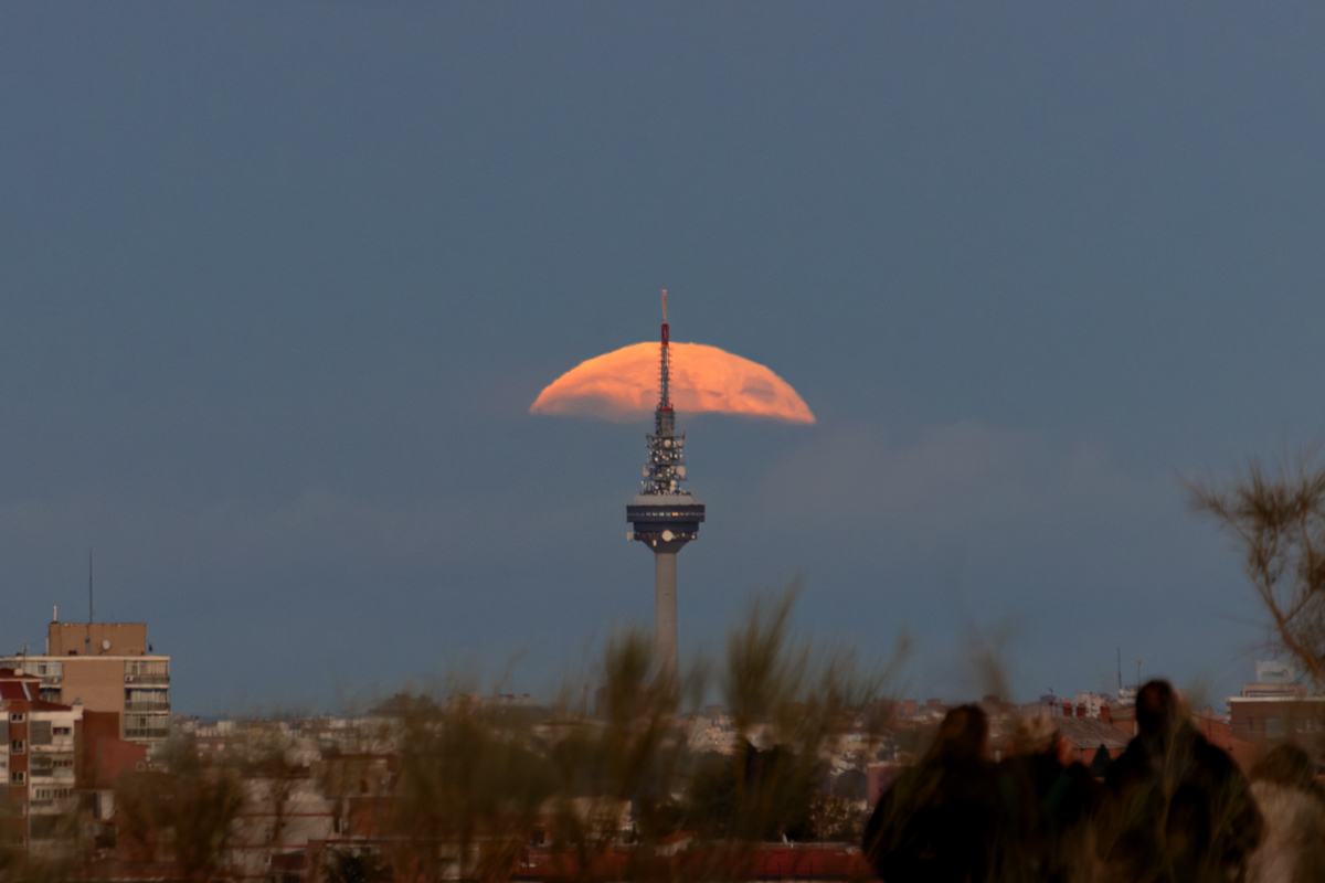 A pesar de que las nubes blindaban el horizonte, la superluna del 17 de octubre se dejó ver de manera fugaz y, gracias a ellas, dejó de ser redonda y se asomó al mundo como si de un paraguas se tratase.
