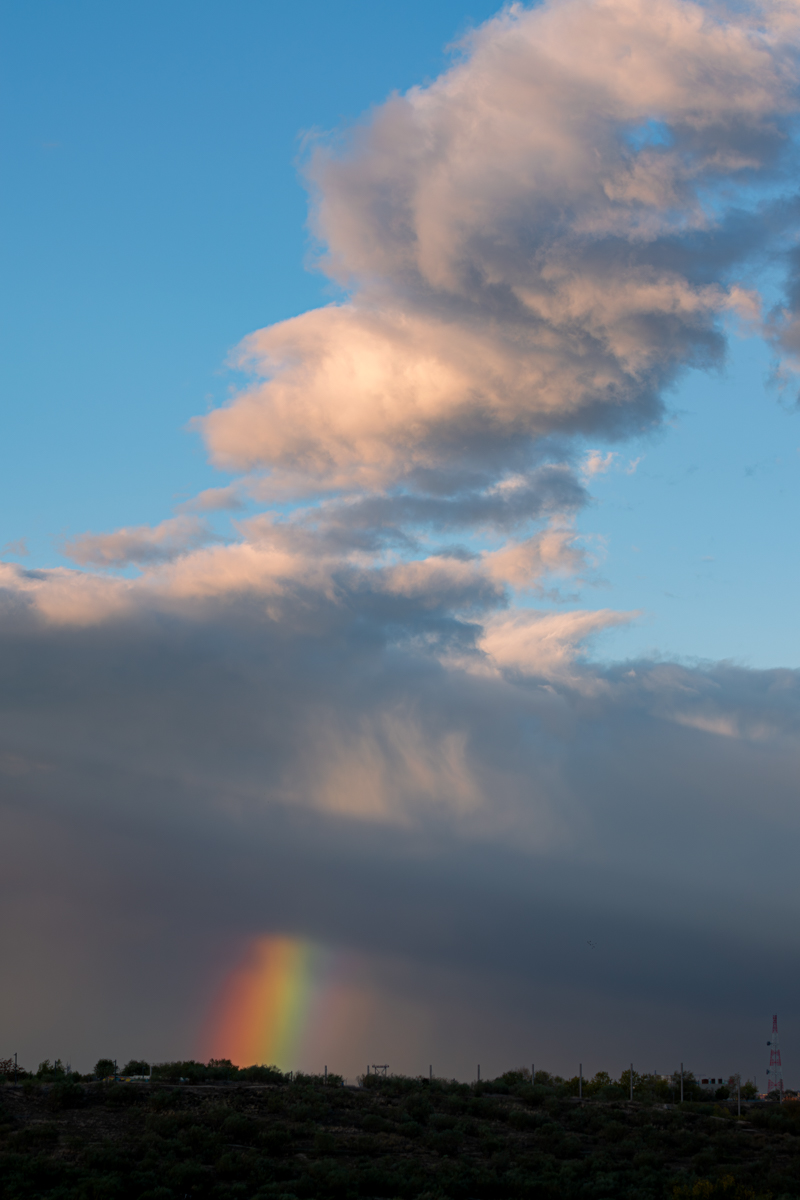 Un pequeño arco iris apareció entre las nubes como si de una tormenta multicolor se tratase
