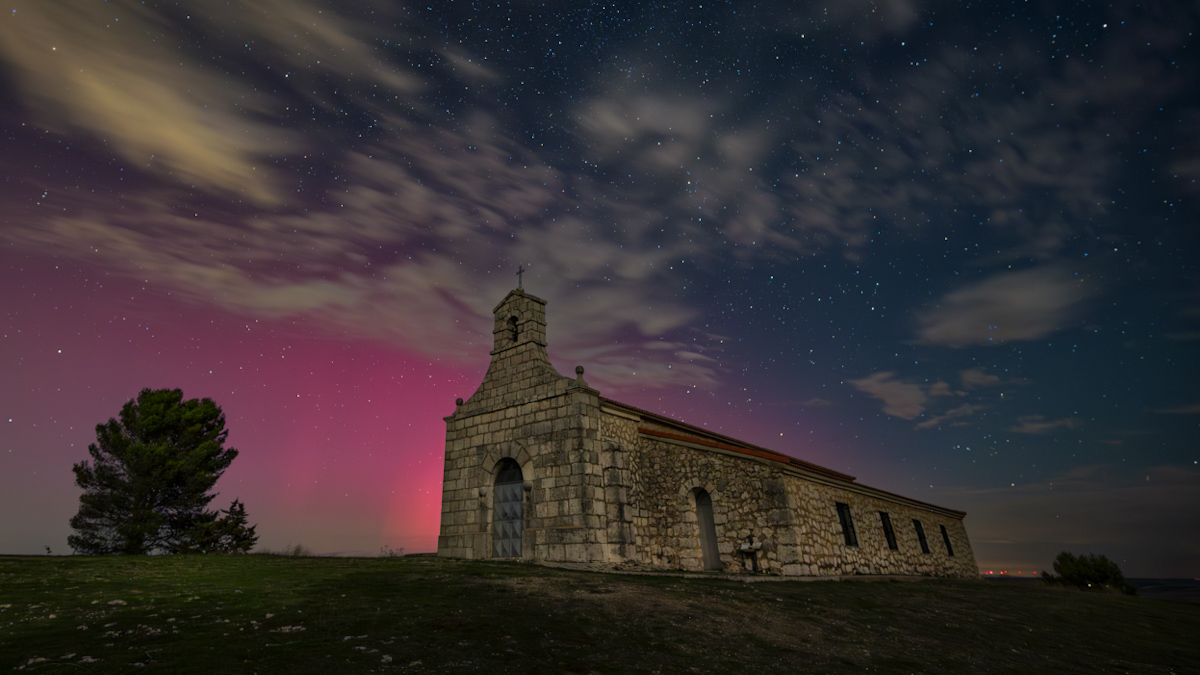 Acontecimiento único en el Cerrato Palentino que fue la observación de auroras en estas latitudes debido al geomagnetismo provocado por las tormentas solares. 15 segundos de exposición a F/4 e ISO 1600
