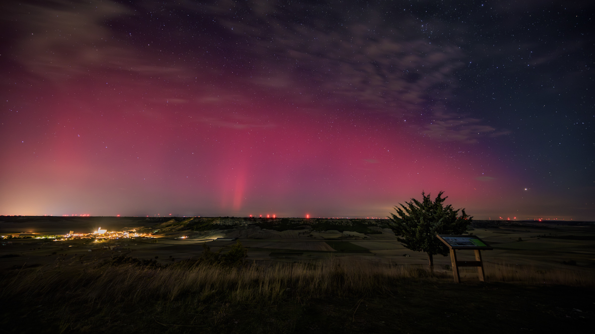 Acontecimiento único en el Cerrato Palentino que fue la observación de auroras en estas latitudes debido al geomagnetismo provocado por las tormentas solares. 15 segundos de exposición a F/4 e ISO 1600
