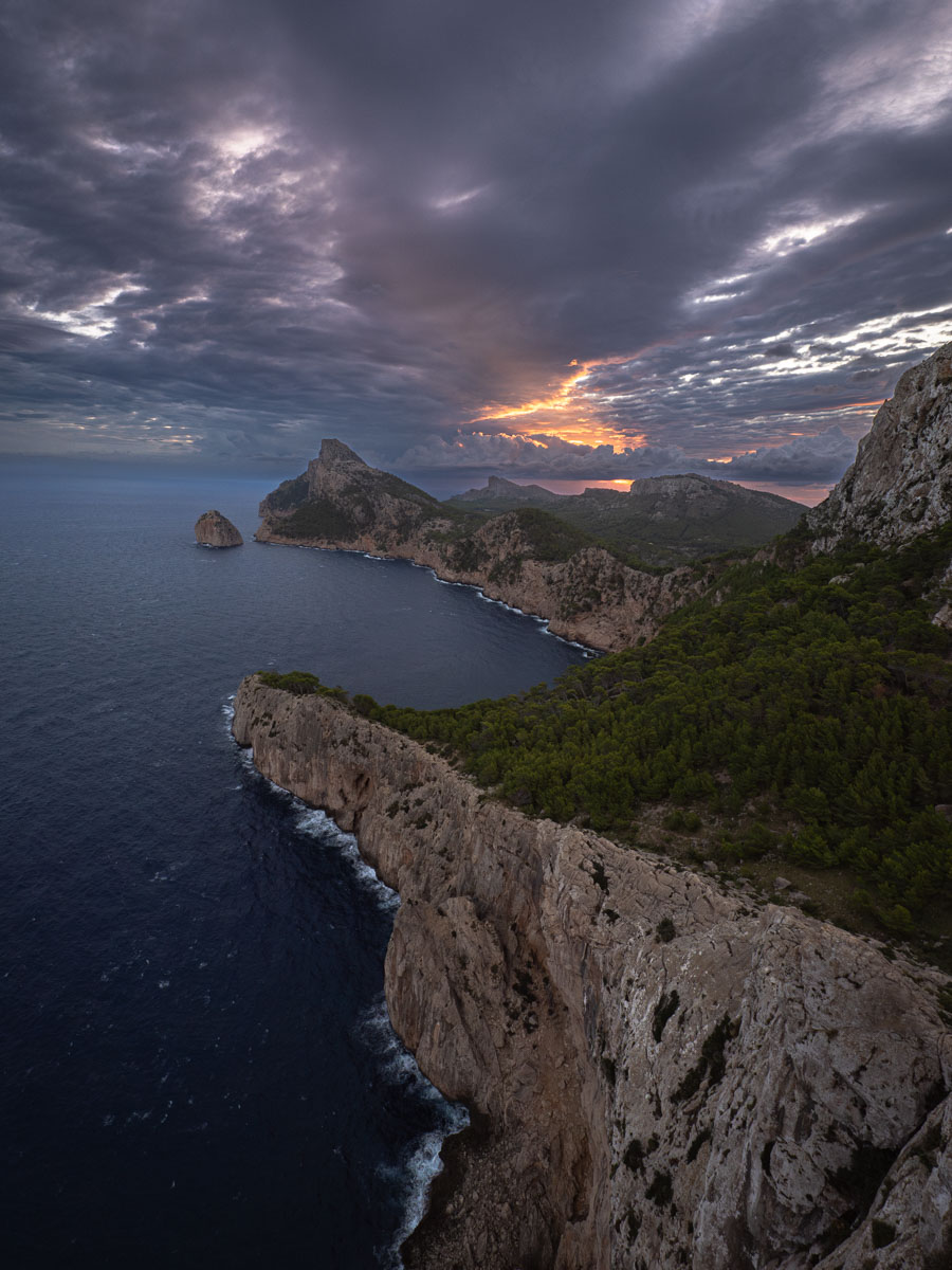 Amanecer tormentoso en el Cabo Formentor
