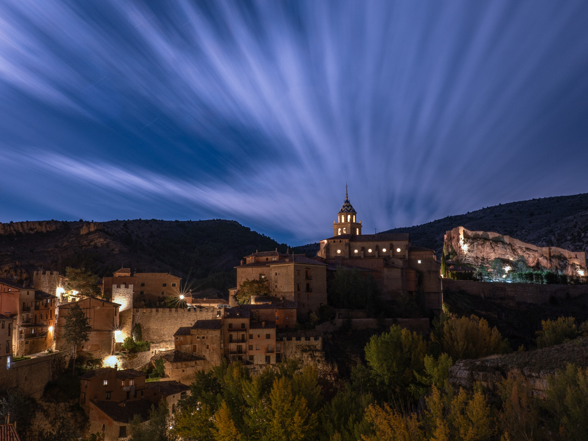 Las nubes de esta larga exposición se colocaron en forma de cresta para iluminar la cúpula de la iglesia 
