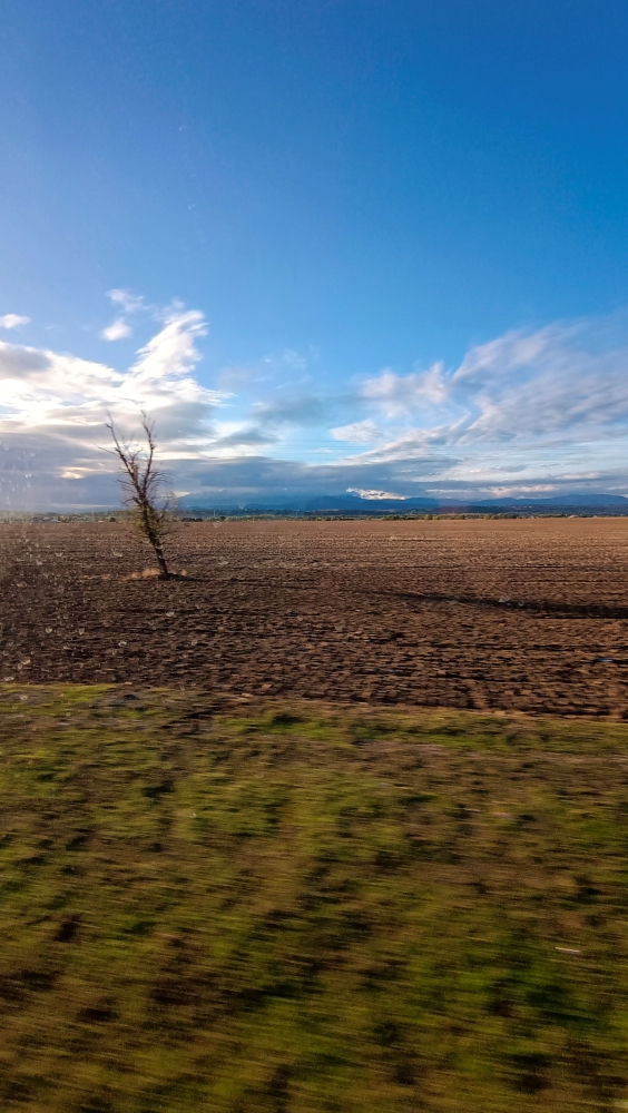 Normalmente tiendo a usar el transporte publico asi que es cuanto más observo por la ventana los movimientos que realizan las nubes, el tiempo y al vivir en la periferia de Madrid me permitet observar muchas veces la sierra a lo lejos susurrante haciendome capaz de mostrar fotos que en este caso comos se llama la imagen crea un "agujero" en el cielo que absorbe la luz, mientras que se ve reflejo de las posibles lluvias producidas en las montañas.
